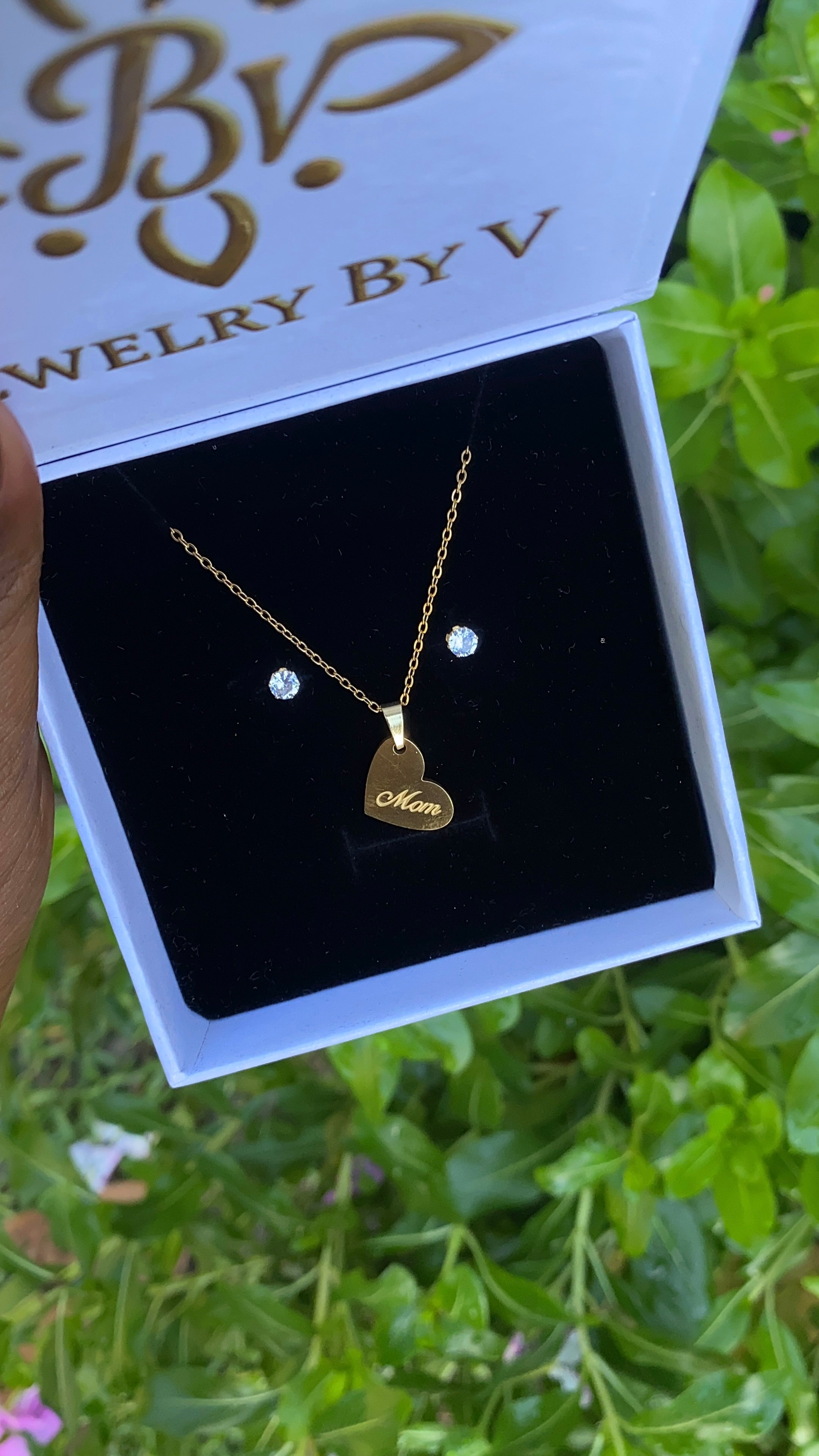 A Mother's Heart Set