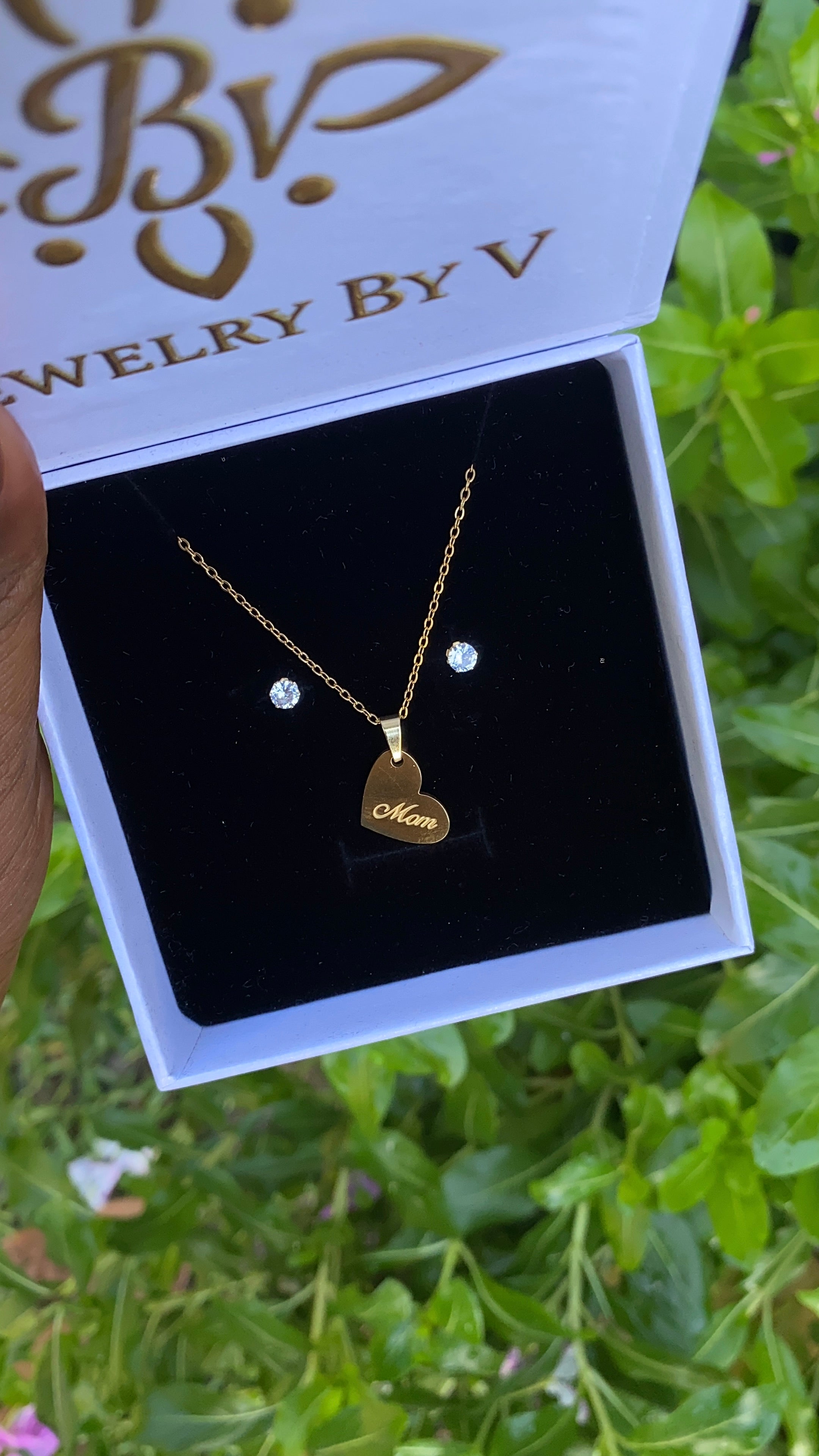 A Mother's Heart Set