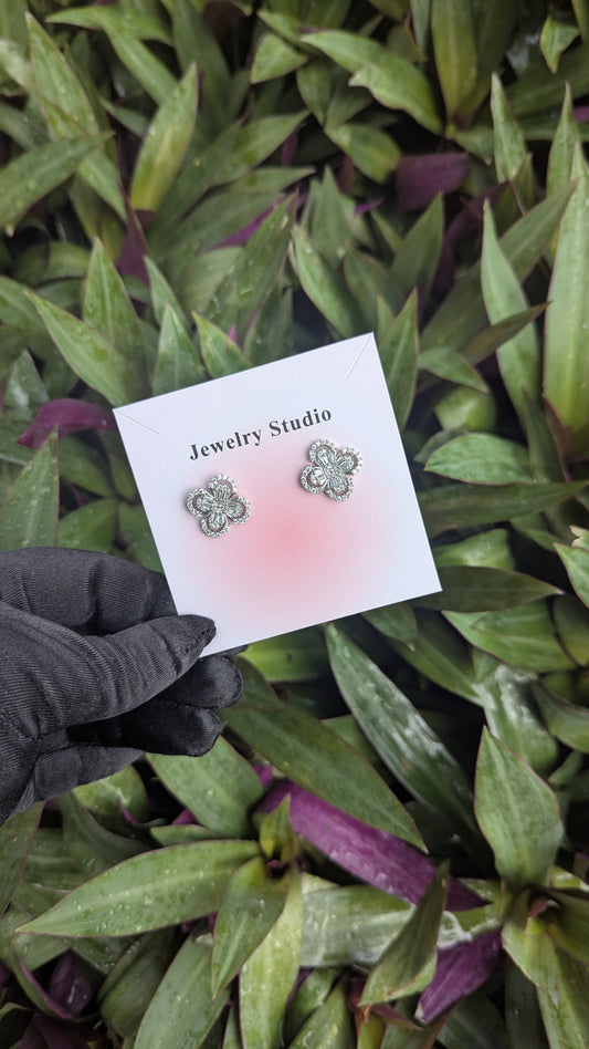 ICY KLOVER Studs
