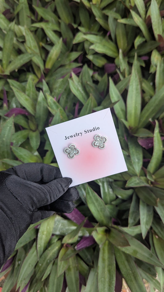 ICY KLOVER Studs